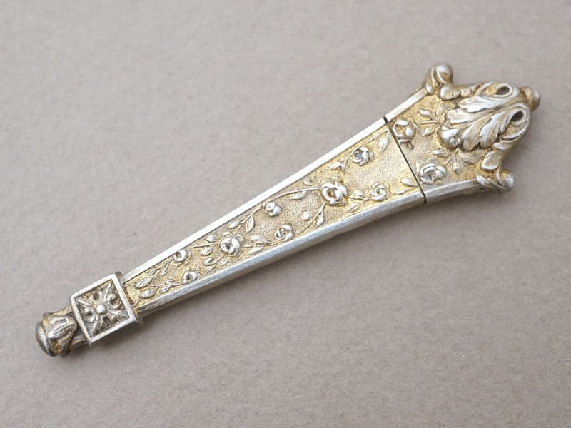 画像4: 19世紀末 アンティーク ヴェルメイユ製  薔薇模様 ニードルケース&目打ち＆紐通しのセット