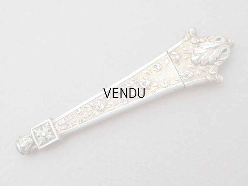 画像4: 19世紀末 アンティーク ヴェルメイユ製  薔薇模様 ニードルケース&目打ち＆紐通しのセット