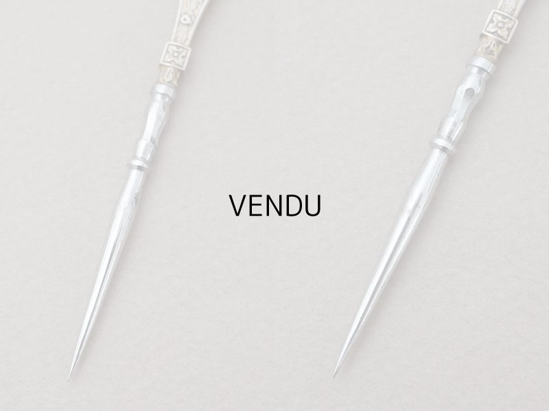 画像10: 19世紀末 アンティーク ヴェルメイユ製  薔薇模様 ニードルケース&目打ち＆紐通しのセット