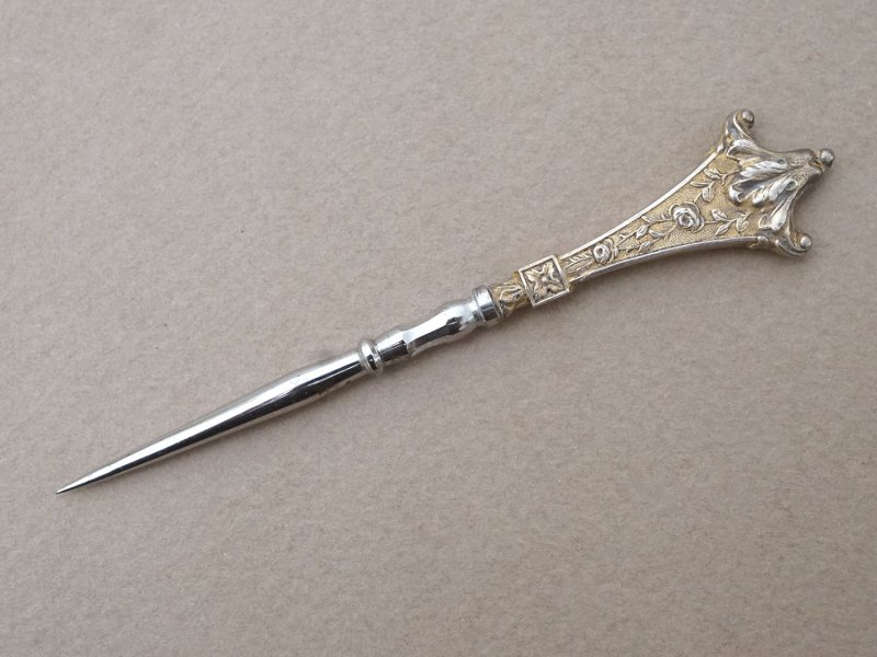 画像8: 19世紀末 アンティーク ヴェルメイユ製  薔薇模様 ニードルケース&目打ち＆紐通しのセット