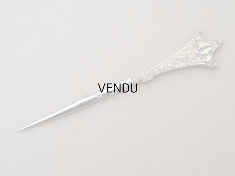 画像8: 19世紀末 アンティーク ヴェルメイユ製  薔薇模様 ニードルケース&目打ち＆紐通しのセット