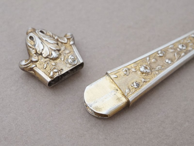 画像7: 19世紀末 アンティーク ヴェルメイユ製  薔薇模様 ニードルケース&目打ち＆紐通しのセット