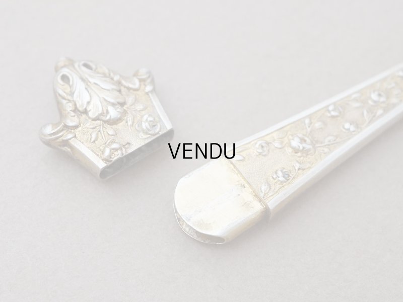 画像7: 19世紀末 アンティーク ヴェルメイユ製  薔薇模様 ニードルケース&目打ち＆紐通しのセット