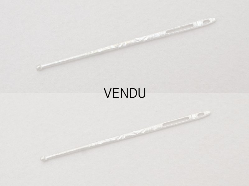 画像12: 19世紀末 アンティーク ヴェルメイユ製  薔薇模様 ニードルケース&目打ち＆紐通しのセット