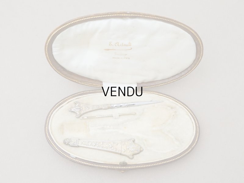 画像2: 19世紀末 アンティーク ヴェルメイユ製  薔薇模様 ニードルケース&目打ち＆紐通しのセット