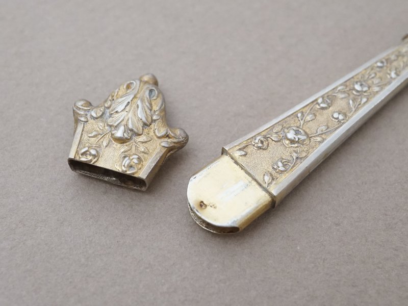 画像6: 19世紀末 アンティーク ヴェルメイユ製  薔薇模様 ニードルケース&目打ち＆紐通しのセット