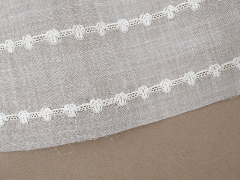 画像2: ＊蚤の市＊アンティーク  コットンオーガンジー リーフ柄の刺繍入り ファブリック 0.9m 18cm幅