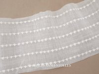 ＊蚤の市＊アンティーク  コットンオーガンジー リーフ柄の刺繍入り ファブリック 0.9m 18cm幅