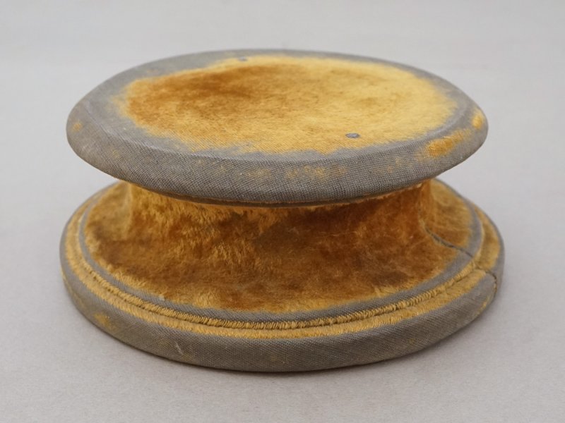 画像7: アンティーク シルクベルベットの台座 マスタード ラウンド型