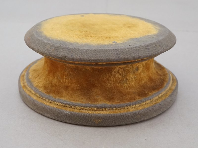 画像6: アンティーク シルクベルベットの台座 マスタード ラウンド型