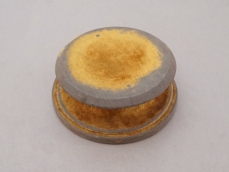 画像3: アンティーク シルクベルベットの台座 マスタード ラウンド型