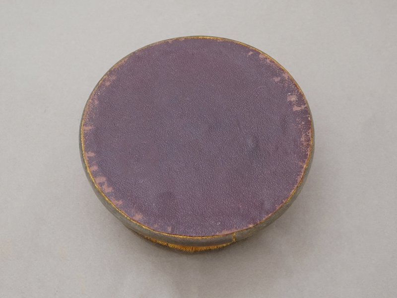 画像4: アンティーク シルクベルベットの台座 マスタード ラウンド型