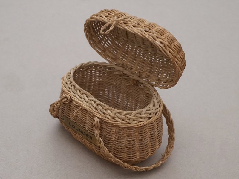 画像7: アンティーク ドール用 パニエ LOURDES ルルドの泉のプレート付