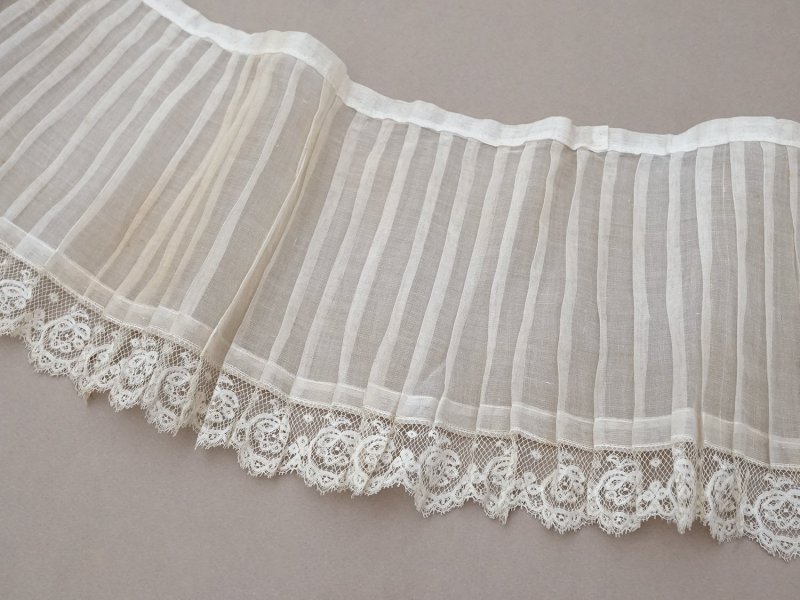 画像2: 1900年頃 アンティーク 幅広 ドレスの裾  レース付き プリーツ 3m 幅19.5cm コットンオーガンジー ドレスパーツ