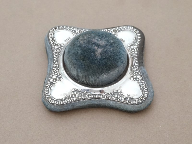 画像3: 1857〜1858年 アンティーク シルバー製 ピンクッション 花のガーランド 