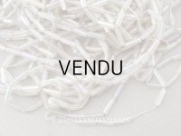アンティーク スフレビーズ オーロラ加工 ライン入り 2×6.5cm ストライプ 146g