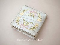 アンティーク リボン刺繍 パウダーブルーのシルクボックス 