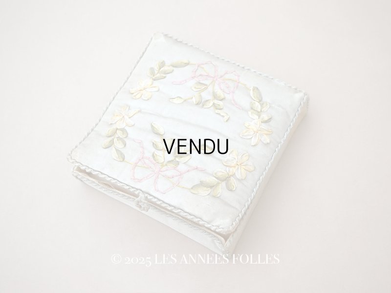 画像1: アンティーク リボン刺繍 パウダーブルーのシルクボックス 