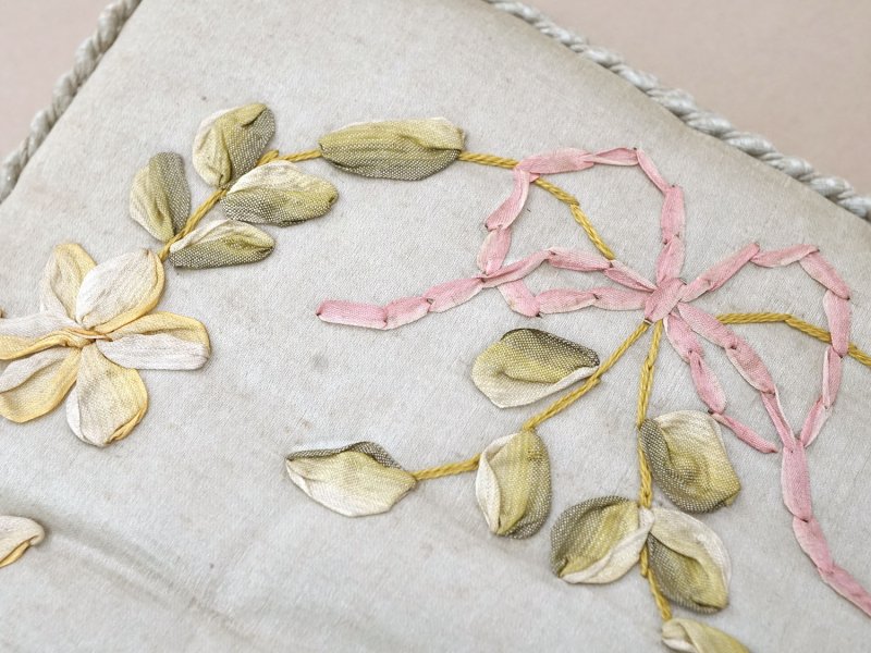 画像4: アンティーク リボン刺繍 パウダーブルーのシルクボックス 