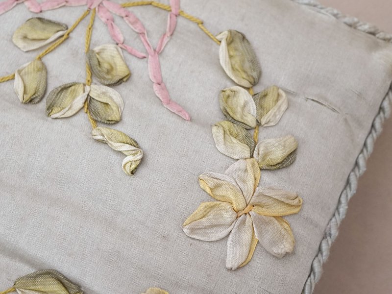 画像5: アンティーク リボン刺繍 パウダーブルーのシルクボックス 