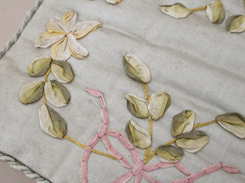 画像6: アンティーク リボン刺繍 パウダーブルーのシルクボックス 