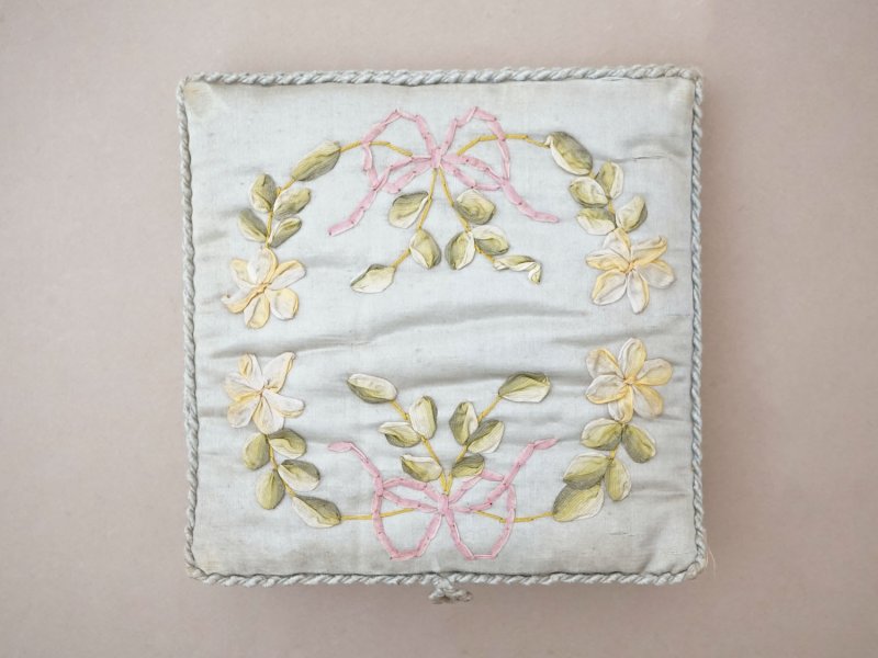画像2: アンティーク リボン刺繍 パウダーブルーのシルクボックス 