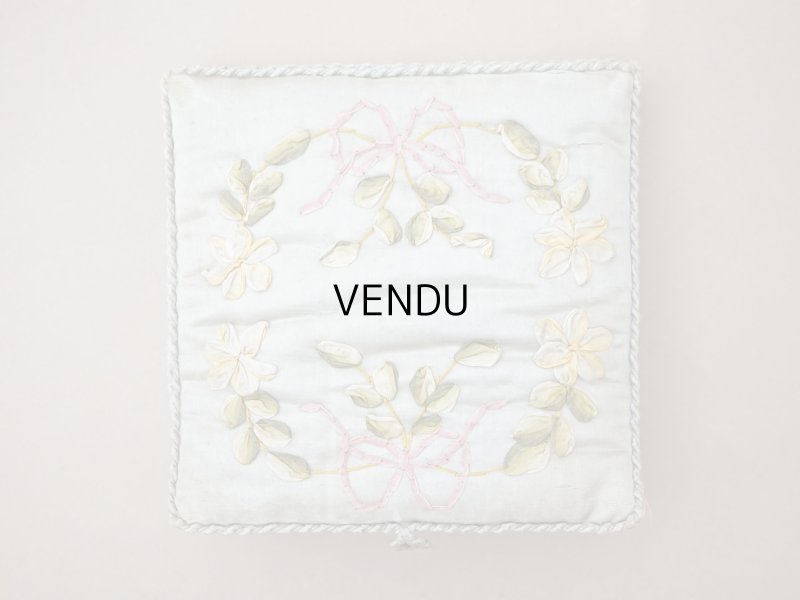 画像3: アンティーク リボン刺繍 パウダーブルーのシルクボックス 