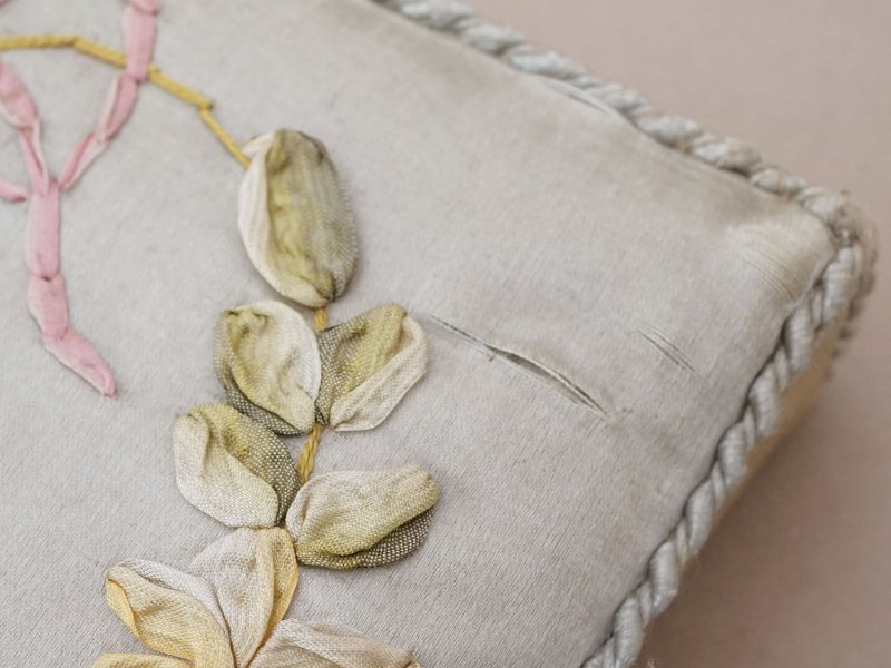 画像13: アンティーク リボン刺繍 パウダーブルーのシルクボックス 