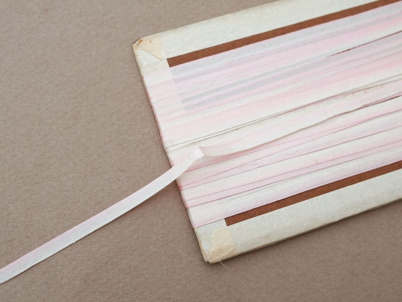 画像2: アンティーク  リボン刺繍 & ロココトリム用 シルク製 リボン パウダーピンクのグラデーション 3mm幅 