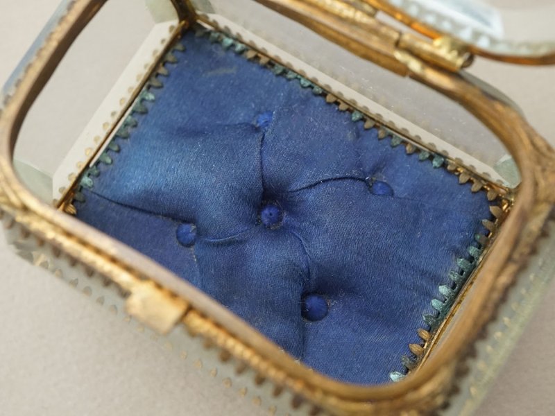 画像9: アンティーク ジュエリーボックス スモーキーブルーのシルククッション 