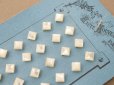 画像2: アンティーク カット入り シェルボタン 立体的なダイヤ型 スタッズ型 6mm 24ピース パールホワイト (2)