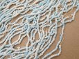 画像2: アンティーク シードビーズ ブルー&ホワイトのグラデーション 1cm=11.5粒 キャビアビーズ マイクロビーズ 76〜77g (2)