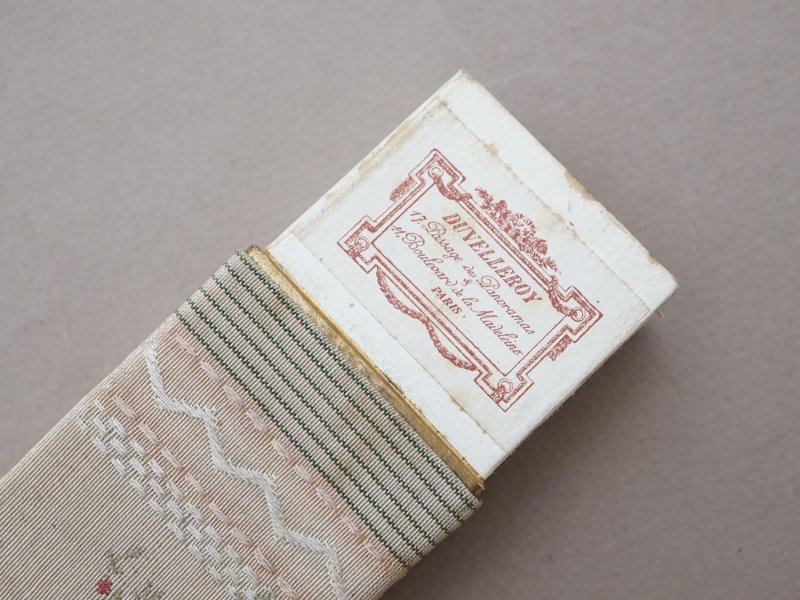 画像3: 19世紀末 アンティーク　メゾン【 DUVELLEROY（デュヴェルロワ）】 のエヴァンタイユ（扇)のシルクボックス 花模様