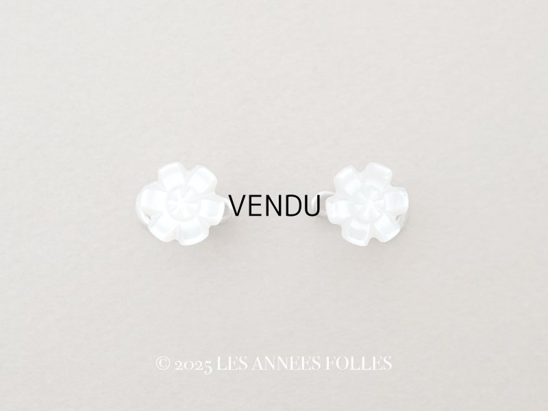 画像1: アンティーク 花型 襟用ボタン マザーオブパール