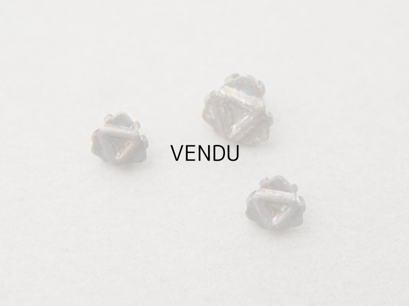 画像4: 19世紀末 アンティーク グラスストーン 乳白色＆ブルー 3ピースのセット ラインストーン