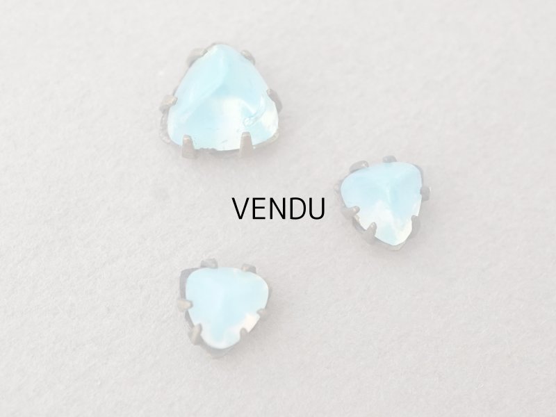 画像2: 19世紀末 アンティーク グラスストーン 乳白色＆ブルー 3ピースのセット ラインストーン