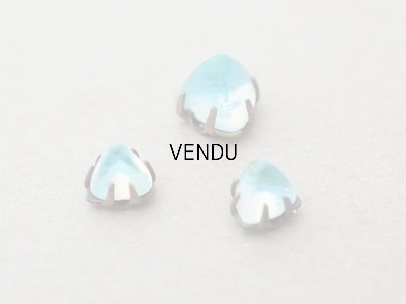 画像3: 19世紀末 アンティーク グラスストーン 乳白色＆ブルー 3ピースのセット ラインストーン