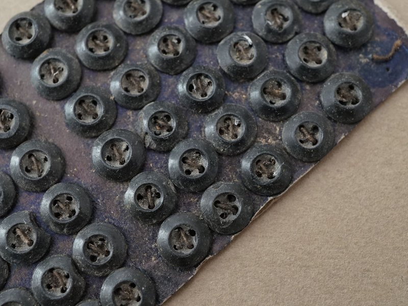 画像2: ＊蚤の市＊ アンティーク ボタン ベークライト製 8mm弱 72ピースのセット 黒