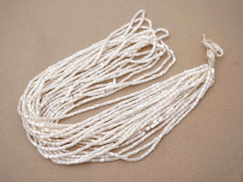 画像2: アンティーク ガラス製 オーロラ加工 サティネビーズ ホワイト オーロラ色 1cm=4粒 