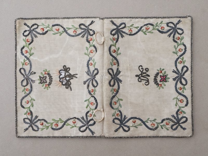 画像5: 18世紀末 アンティーク シルク製 ポシェット イニシャル&ファイヤーハートの刺繍入り