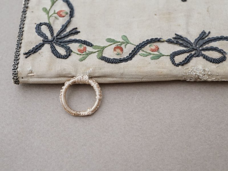 画像7: 18世紀末 アンティーク シルク製 ポシェット イニシャル&ファイヤーハートの刺繍入り