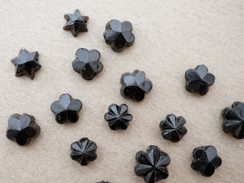 画像2: アンティーク 極小 星&花 フレンチジェット 16ピースのセット 5〜7mm ガラスビーズ