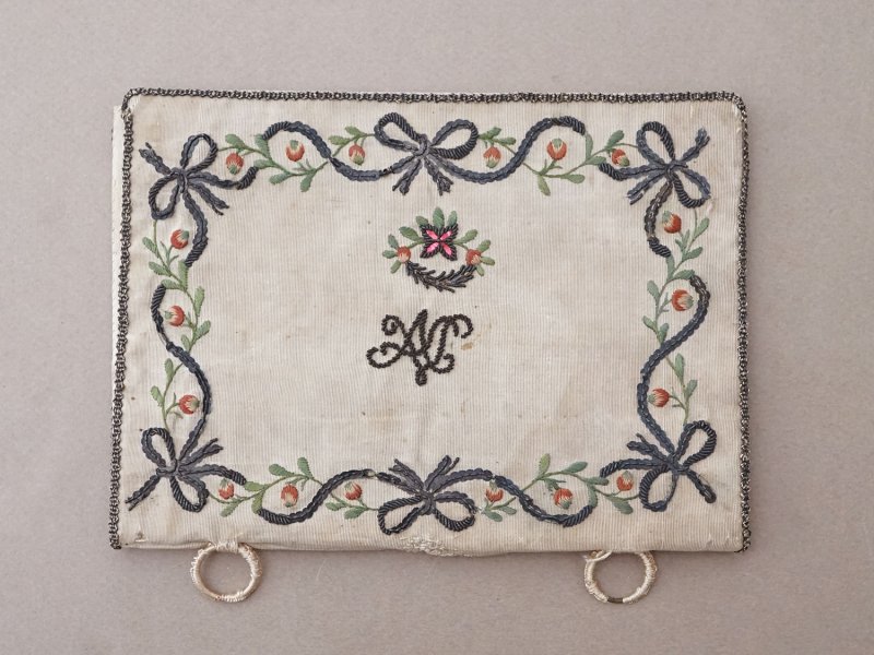 画像2: 18世紀末 アンティーク シルク製 ポシェット イニシャル&ファイヤーハートの刺繍入り