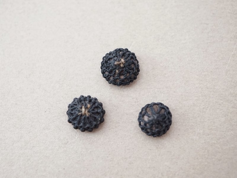 画像2: 19世紀末 アンティーク 小さな編み込みボタン 黒 3ピースのセット 9〜10mm