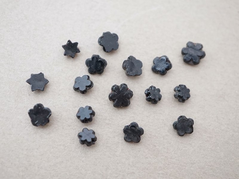 画像4: アンティーク 極小 星&花 フレンチジェット 16ピースのセット 5〜7mm ガラスビーズ