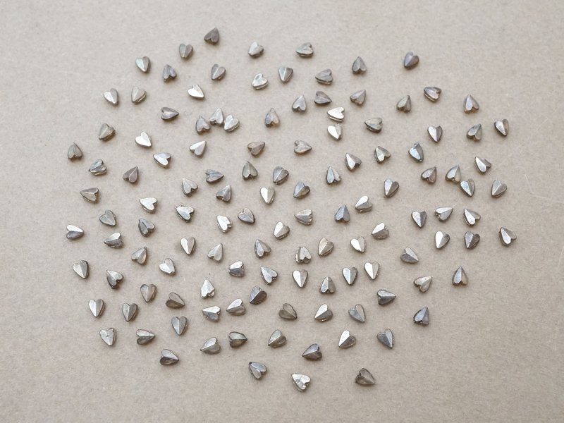 画像3: アンティーク 極小 ハート型 ガラスビーズ シルバー色 4.5×3.75mm 123ピース