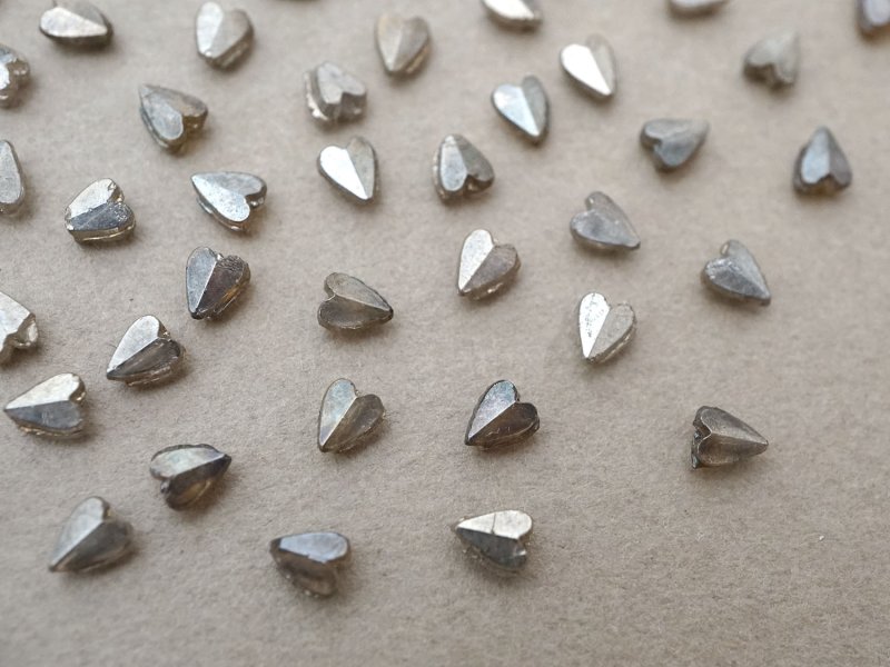 画像7: アンティーク 極小 ハート型 ガラスビーズ シルバー色 4.5×3.75mm 123ピース