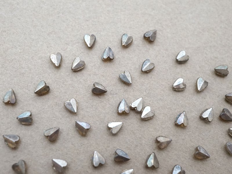 画像5: アンティーク 極小 ハート型 ガラスビーズ シルバー色 4.5×3.75mm 123ピース