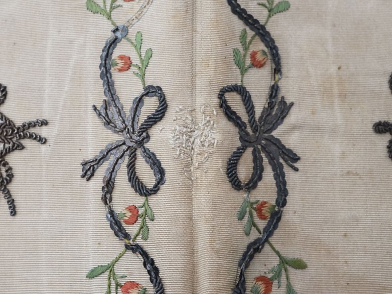 画像6: 18世紀末 アンティーク シルク製 ポシェット イニシャル&ファイヤーハートの刺繍入り