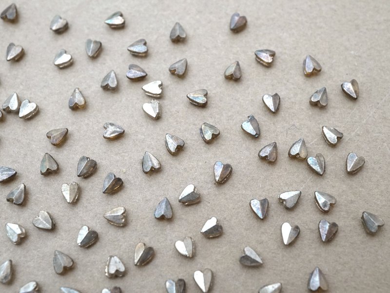 画像6: アンティーク 極小 ハート型 ガラスビーズ シルバー色 4.5×3.75mm 123ピース